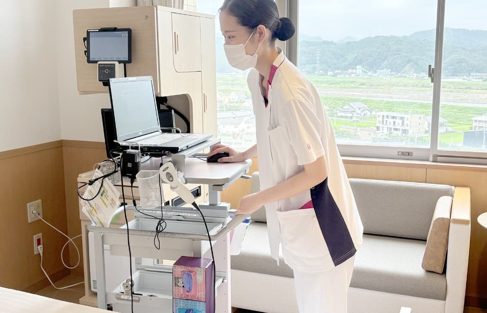 ペアの看護師とラウンド